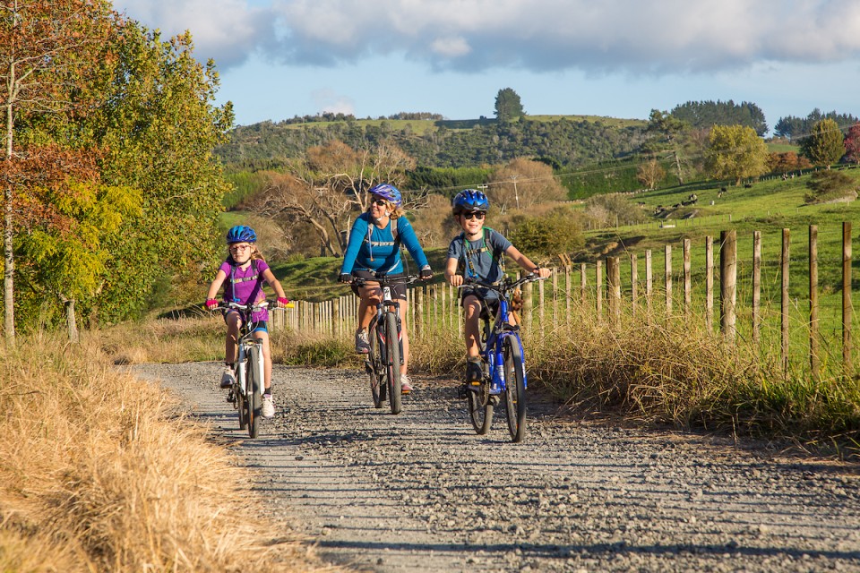 Hauraki Rail Trail Family riding between Thames and Waihi credit Hauraki Rail Trail