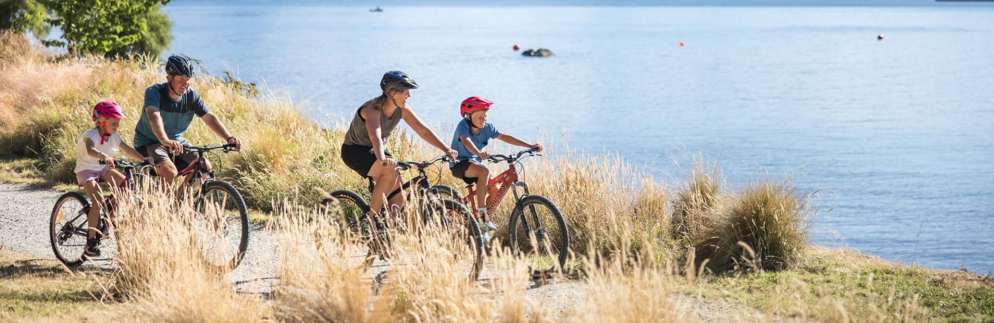 516553 family biking queenstown gardens web 1920px